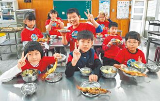 雲林偏鄉童 早午餐吃龍蝦