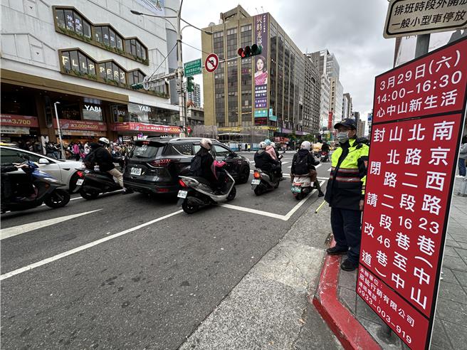 北捷3月29日于捷运中山站举办活动，并在周围封街试办行人徒步区。对此台北市长蒋万安也宣布，5月母亲节起，永康商圈将于周末的下午2时至晚上8时丰路，试办永康徒步区。图为中山商圈封街状况。（丁上程摄）