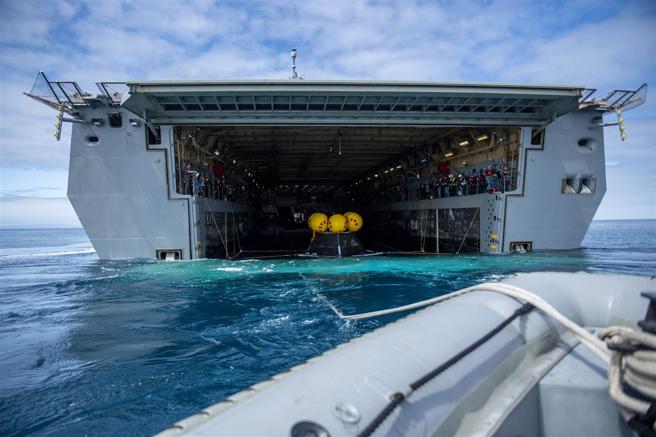 「獵戶座」在小艇輔助下，由「桑默塞特號」井圍甲板進行收容，完成本次測試。（取自DVIDS網站）