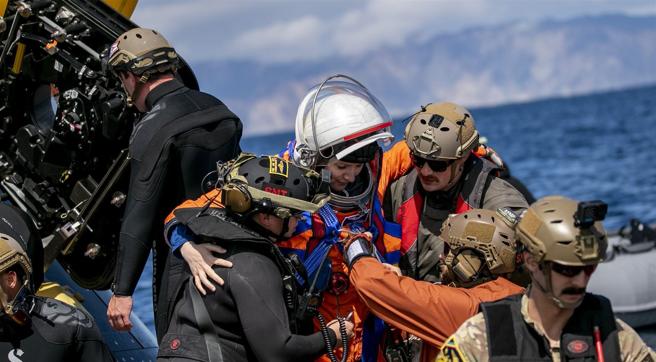 「阿提米斯2號」成員在美軍官兵的協助下離開「獵戶座」太空艙。（取自DVIDS網站）