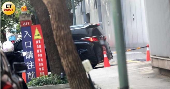 活动结束后，疑似是温妮男友的车接团员们到阿信家附近的豪宅。（图／本刊摄影组）