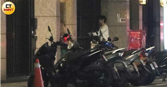 魏嘉莹到阿信豪宅换装后又返回，温妮贴文显示他们在练团。（图／本刊摄影组）