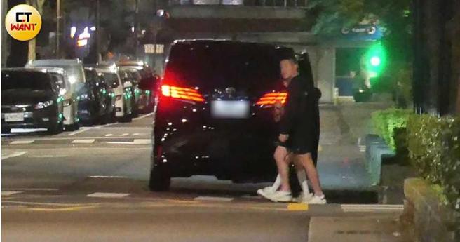 车子开出豪宅后，温妮的男友已在车上，随后男友护着温妮走到公园。（图／本刊摄影组）