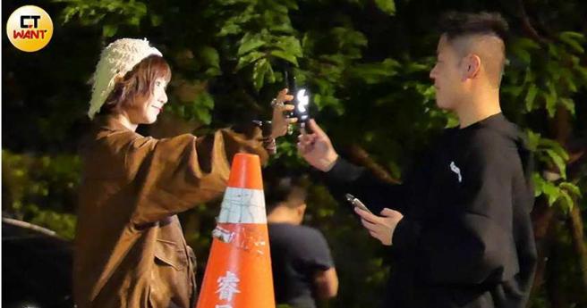 到公园后男友帮温妮拍照还贴心打灯。（图／本刊摄影组）