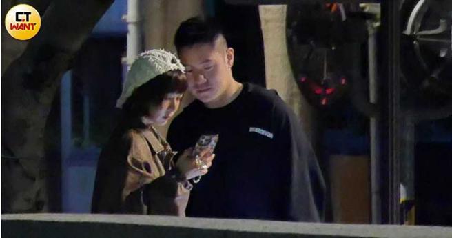 不过温妮脸嘟嘟似乎对照片不满意后来乾脆自拍。（图／本刊摄影组）