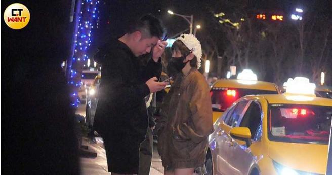 与友人续摊完走出夜店，温妮似乎在对男友跺脚耍小脾气，但被温妮盯着看的男友没有抬头，而是一直看着手机。（图／本刊摄影组）