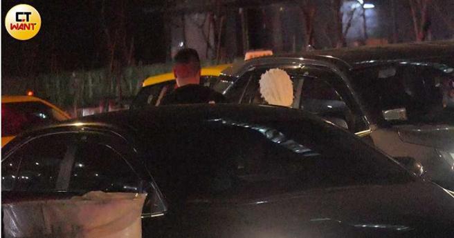 两人一同搭着多元计程车离去。（图／本刊摄影组）