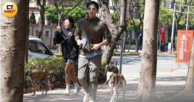 彭于晏邊遛狗邊跑步，高個妹也跟著一起跑。（圖／本刊攝影組）