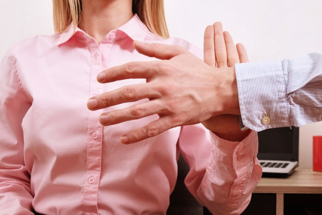 交往前提「不能摸身体」，男大生同床忍不住揉学妹双峰下场超惨。(图：shutterstock／达志）