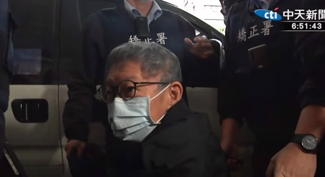 民眾黨前主席柯文哲手術後腎水腫情況已明顯改善，術後還親自看取出的結石。（圖／翻攝自中天新聞直播）