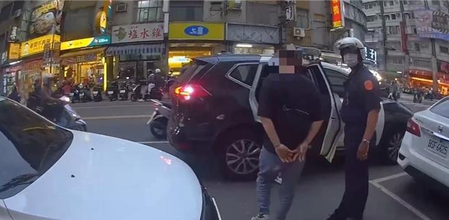 警方出动优势警力，将5名恶煞依现行犯逮捕送办。（警方提供／任义宇高雄传真）