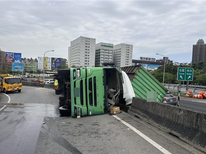 国道1号桃园交流道邻近南崁地区，今日上午11时许，1辆大型货柜车疑似操作不当，导致车体翻覆。（国道警察局提供）