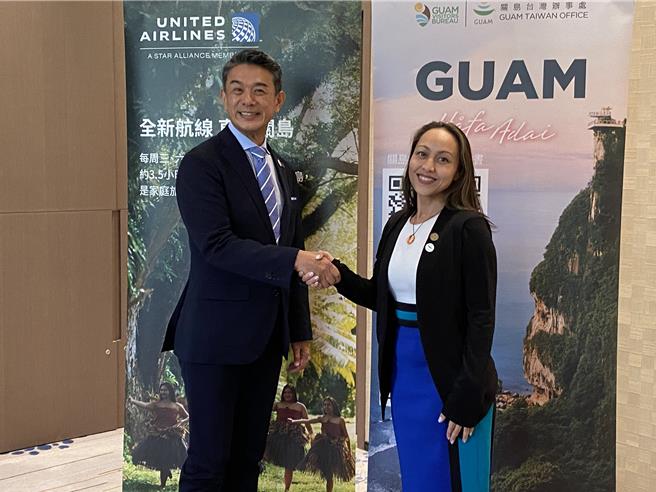 联合航空台湾区域销售董事桐山谦一（左）与关岛关光局长暨执行长雷珍．毕斯科．李（Regine Biscoe Lee）宣布台北－关岛航线启航。（陈佑诚摄）