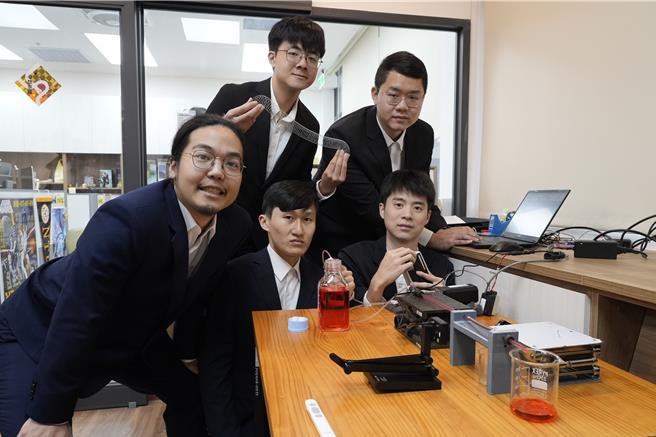 台大机械系研究团队「Slinky Ninja」日前在国际太空站零重力提案比赛中脱颖而出，获得台湾区冠军。（台大提供）