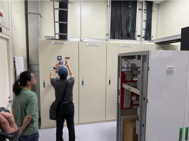 林嫌的网路伺服器机房。（民眾提供／宝智华台中传真）