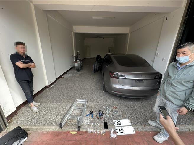 专案小组查获偽造车牌、电阻材料1批、仿制同字铅封压接钳及其他各式工具。（民眾提供／宝智华台中传真）