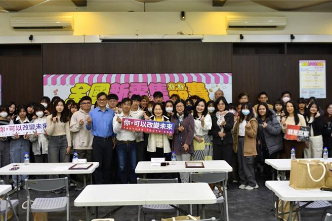 桃园市健行科技大学连续8年举办「全国新零售竞赛」，今年吸引全台19所高中职校、420名学生组队参赛，3月29日举行颁奖典礼。（健行科大提供／廖姮玥桃园传真）