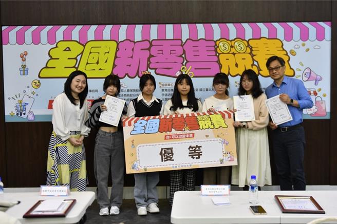 桃园市健行科技大学连续8年举办「全国新零售竞赛」，今年吸引全台19所高中职校、420名学生组队参赛，3月29日举行颁奖典礼。（健行科大提供／廖姮玥桃园传真）