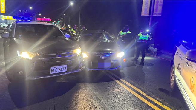 警方在康寧街拦下租赁小客车。（警方提供）