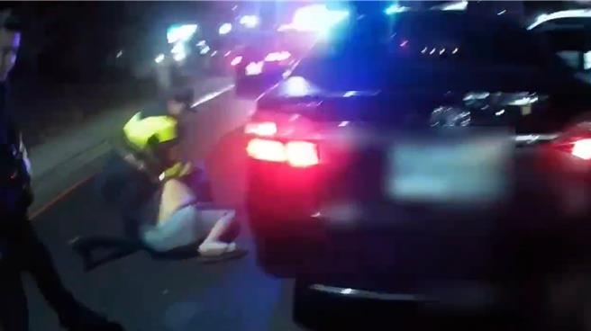 警方将驾驶拖出车外压制。（警方提供）