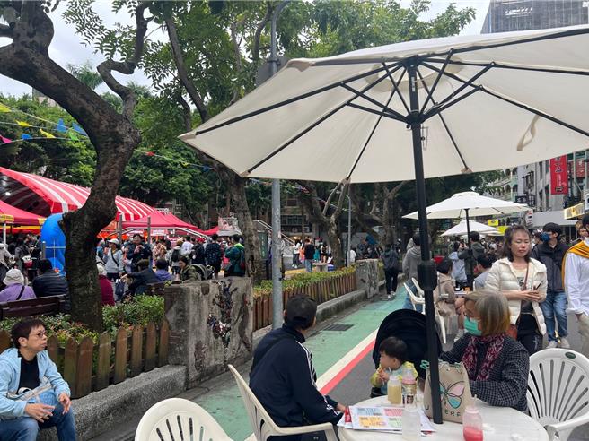 台北永康商圈去年耶诞节与永康里合作举办圣诞街的封街活动，除了于道路中打造友善行人空间外，也摆放露天咖啡座椅，让往来的行人可以有歇憩之处。（张珈瑄摄）