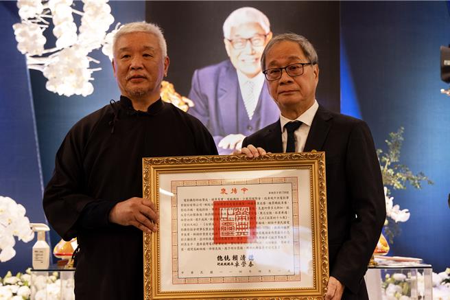 文化部长李远（右）今出席电影摄影师林赞庭告别式，并代表颁赠总统褒扬令，由林赞庭长子林良忠（左）代表受赠。（图／文化部）