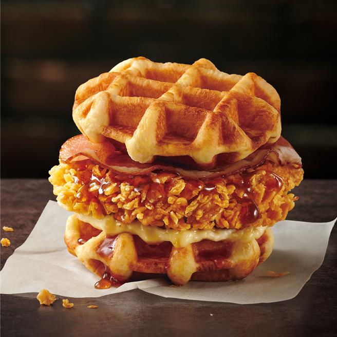 肯德基「比利时松饼咔啦鸡腿堡」，单点139元。（肯德基提供／朱世凯台北传真）