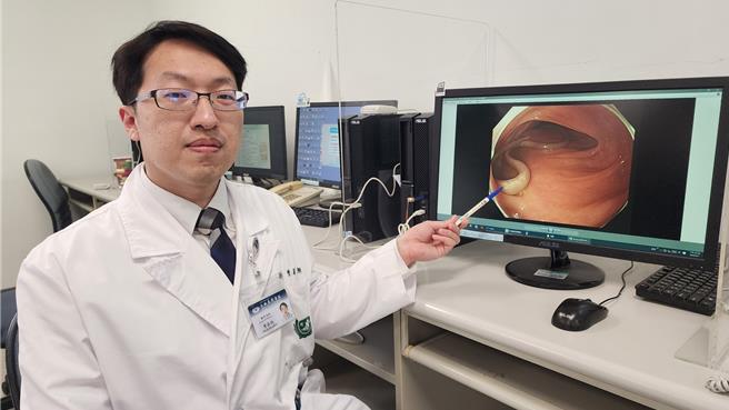 大林慈济肝胆肠胃内科医师曾勖桓表示，经由大肠镜检查，赫然在患者乙状结肠发现两条白色蠕虫。（大林慈济医院提供／吕妍庭嘉义传真）