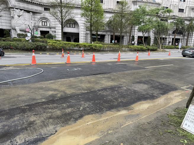 基隆市安乐区麦金路一段进行自来水管道漏水抢修工程处，2日下午又发生渗水。（张志康摄）
