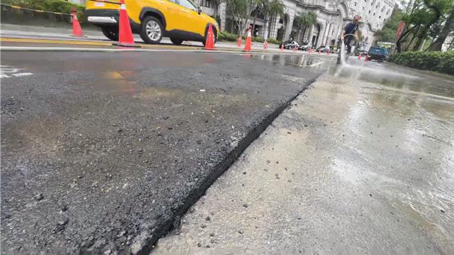 基隆市安乐区麦金路一段进行自来水管道漏水抢修工程处，2日下午又发生渗水。（张志康摄）