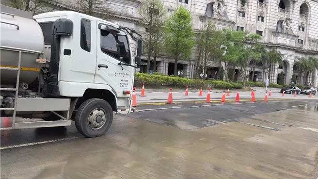 基隆市安乐区麦金路一段进行自来水管道漏水抢修工程处，2日下午又发生渗水。（张志康摄）