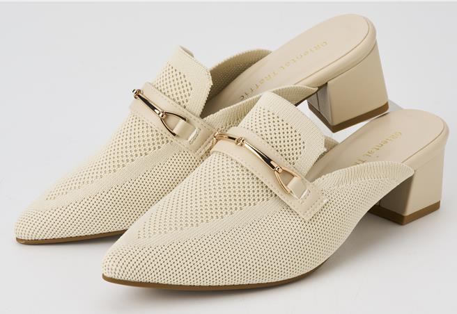 京站推「Oriental Traffic经典扣饰针织乐福穆勒鞋」，原价4680元、特价990元，约2.1折。（京站提供／朱世凯台北传真）