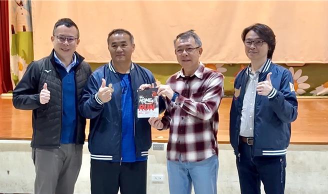 前职棒球星、泰山棒球学苑院长张泰山2日赠书给新街国小少棒队小球员，勉励孩子棒球与课业都要兼顾。（民眾提供／杨静茹南投传真）