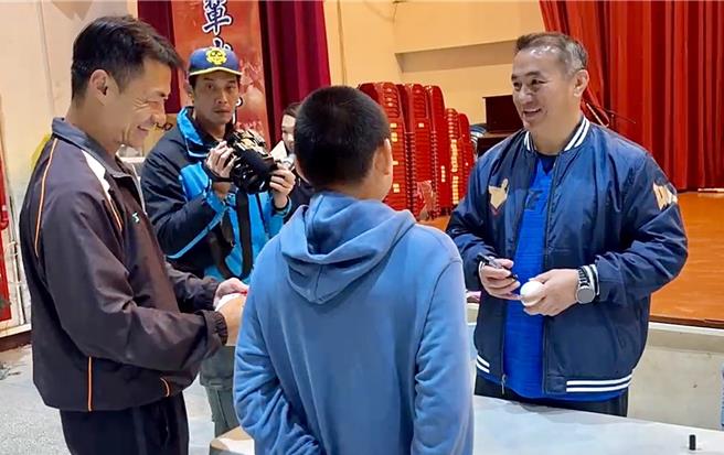 张泰山在儿童节前夕举行赠书活动，让小球员们相当兴奋，要求签名、合影。（民眾提供／杨静茹南投传真）