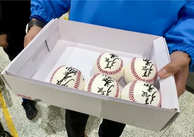 张泰山在新街国小举行赠书活动，应球迷要求签名。（民眾提供／杨静茹南投传真）