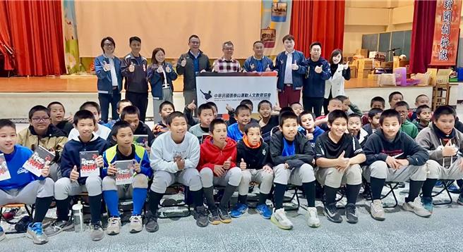 张泰山2日赠书给新街国小少棒队小球员，盼小球员们将来能为国家争光。（民眾提供／杨静茹南投传真）
