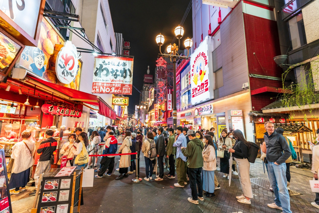 世界各国观光客都涌入日本观光，让日本餐厅担心无法和外国游客沟通，想出许多奇招。（图：shutterstock／达志）