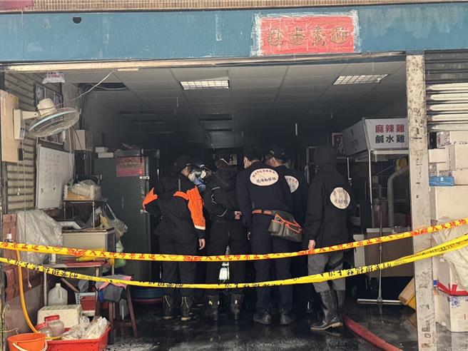 消防指出，抵達現場後屋內二樓、三樓已全面燃燒，燃燒比較嚴重的是樓梯間靠近的房間，磁磚已經全部剝落，女兒和母親被發現倒臥在二樓與三樓的樓梯間。（柯毓庭攝）