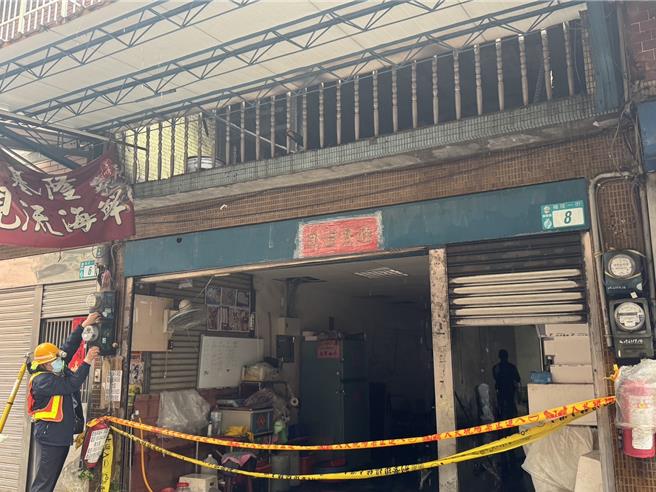 鄰居說，屋主平日裡精神狀況不太好，人很親切客氣，原本都會跟他閒聊幾句，但後來因精神狀況出問題後就比較少與他往來，這一整棟樓都是屋主家的，一樓租給攤販賣東西，二、三樓則用來自住。（柯毓庭攝）