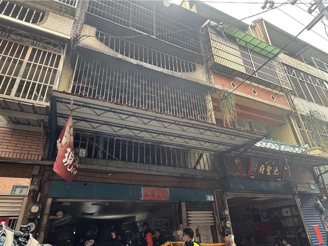 黃姓屋主的姪子看到古厝燒成一片焦黑，既感慨也錯愕。（柯毓庭攝）