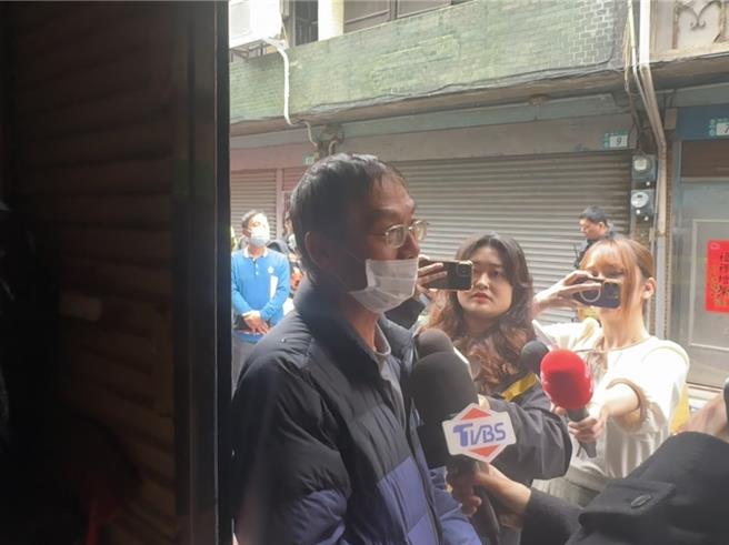 附近鄰居說，下午突然聽到一聲爆炸聲後，就看到公寓2樓竄出火光和濃煙，嚇得他們趕快報案。（柯毓庭攝）