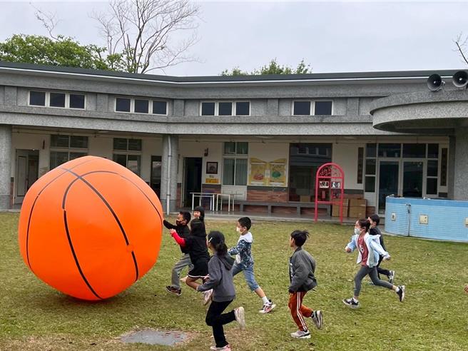 屏東新埤大成國小今日舉辦「兒童自主日」由學童自己提案規畫活動，打造一個專屬自己的兒童節。（大成國小提供／羅琦文屏東傳真）