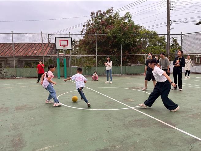 屏東新埤大成國小今日舉辦「兒童自主日」由學童自己提案規畫活動，打造一個專屬自己的兒童節。（大成國小提供／羅琦文屏東傳真）