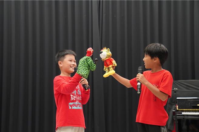 屏東新埤大成國小今日舉辦「兒童自主日」由學童自己提案規畫活動，展現自己的才藝。（大成國小提供／羅琦文屏東傳真）