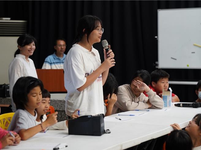 屏東新埤大成國小今日舉辦「兒童自主日」由學童自己提案規畫活動，並且角色翻轉，在才藝表演中擔任評審，還要能講評演出者的優點。（大成國小提供／羅琦文屏東傳真）
