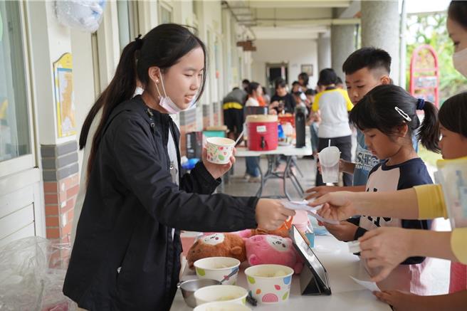 屏東新埤大成國小今日舉辦「兒童自主日」由學童自己提案規畫活動，市集也由自己構想展現方式。（大成國小提供／羅琦文屏東傳真）