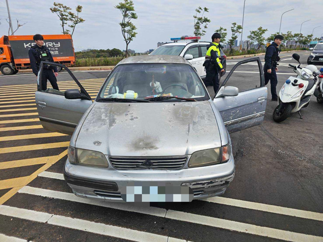 男子駕駛註銷車牌的轎車，不服盤查加速逃逸，最終遭警方攔截逮捕。（翻攝畫面）