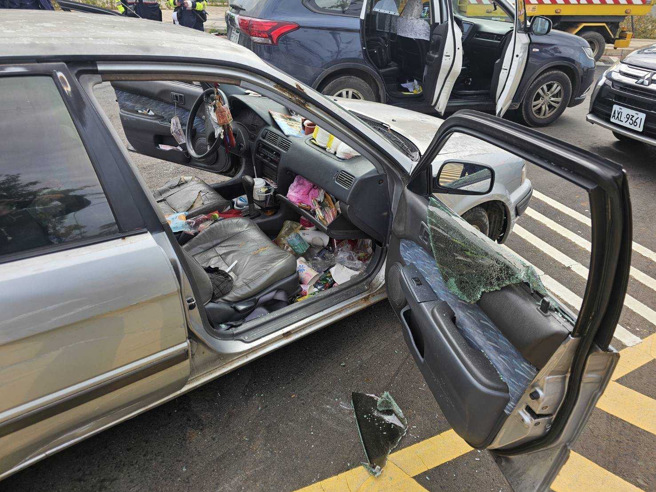 男子駕駛註銷車牌的轎車，不服盤查加速逃逸，最終遭警方攔截逮捕。（翻攝畫面）