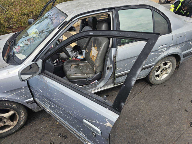 男子駕駛註銷車牌的轎車，不服盤查加速逃逸，最終遭警方攔截逮捕。（翻攝畫面）