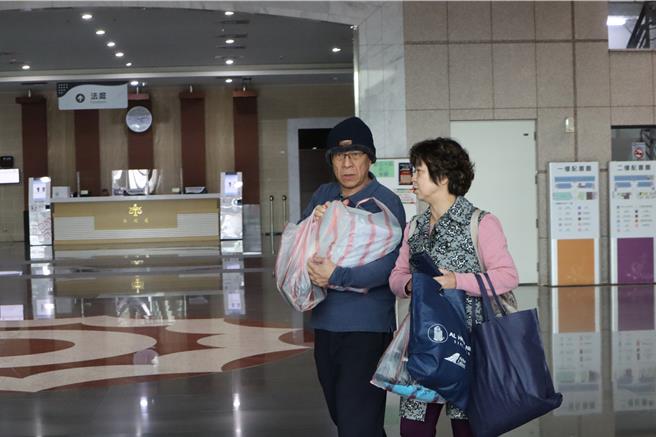 宋瑞展（左）羁押近10个月，清明连假前夕获交保300万元，并接受电子监控。（邱立雅摄）